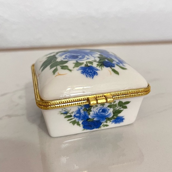 Porcelain Hinged Lid Trinket Box Blue Roses Gold Tone Trim Amanda Wingfield - Picture 5 of 6